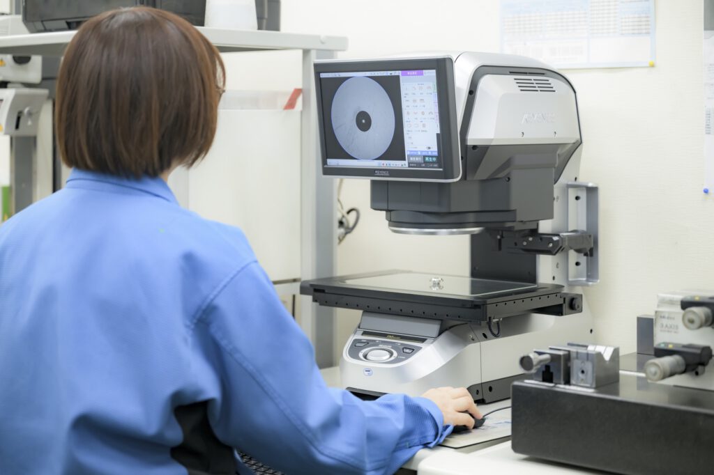 ミツトヨ工具顕微鏡MF-A1720の本体全景、操作ボタンとXYZ数値表示器付き
